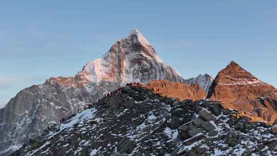 登顶大峰航拍幺妹峰旱地拔葱