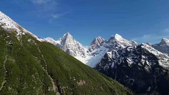 航拍毕棚沟森林雪山