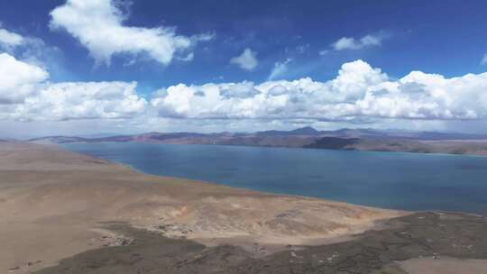 航拍西藏晴天下的青藏高原湿地湖泊景观