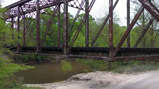 锈迹斑斑的旧铁路桥