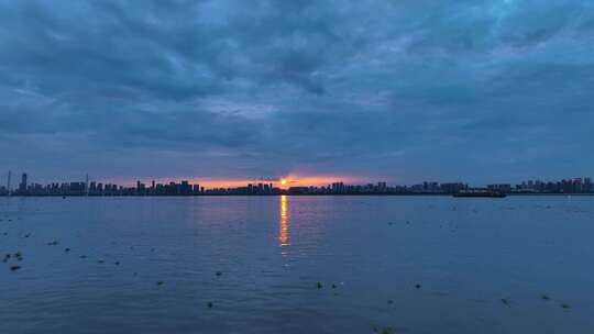 唯美江面夕阳货船行驶