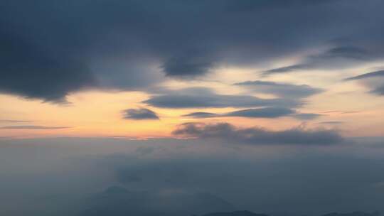 山间云海日出景象