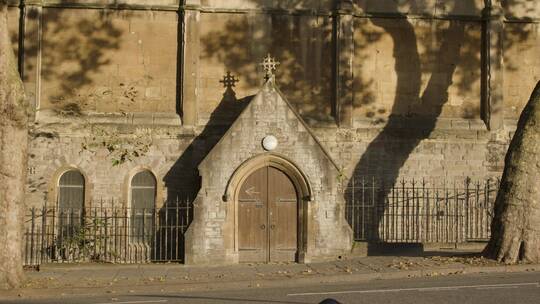 摩托车手穿过布里斯托尔圣尼古拉斯教堂的大门