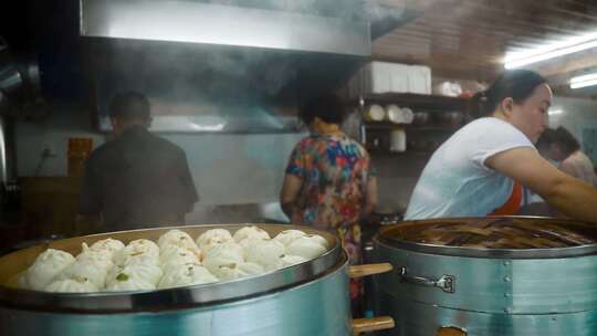 街边早餐店包子制作热气腾腾的包子