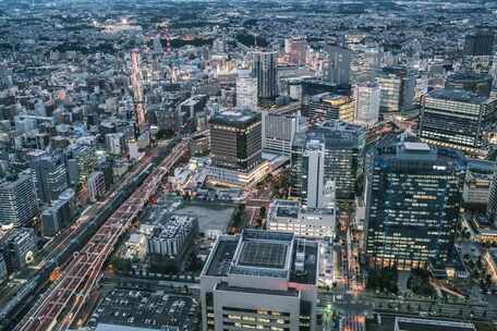 车流川流不息的城市鸟瞰图