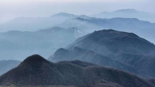 云雾飘渺的大山上风力发电