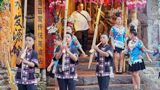 少数民族苗族人吹芦笙载歌载舞