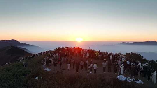 山顶人群观赏日出场景 太子尖日出