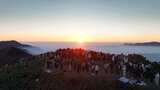 山顶人群观赏日出场景 太子尖日出高清在线视频素材下载