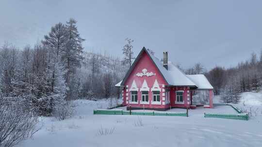 航拍林海雪原护林人森林小屋