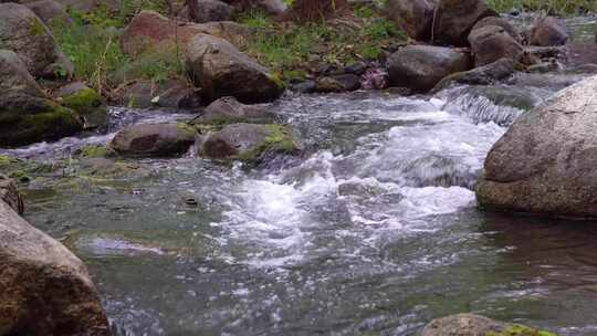 山区的山泉水流动在秋季