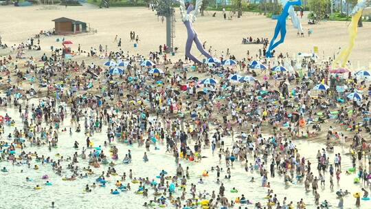 夏日深圳大梅沙滨海泳场游客热闹非凡