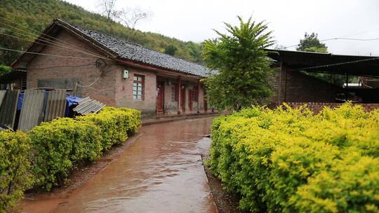 山区雨天老房