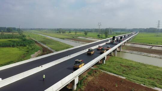 高速公路铺沥青修路视频修路现场修路修高速