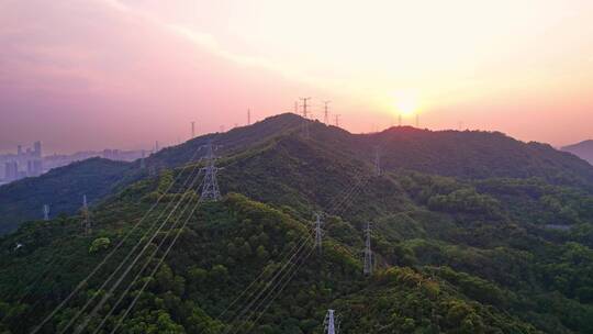 山丘上的高压输电线塔夕阳下航拍