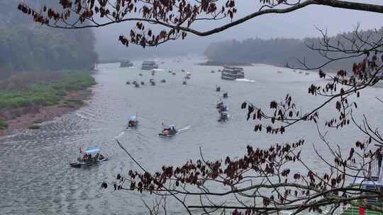 桂林漓江烟雨朦胧游客游船