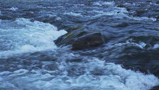 流动的溪流水流特写镜头