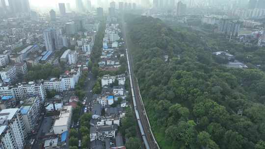 城市火车驶过动车高铁行驶中的火车城市交通