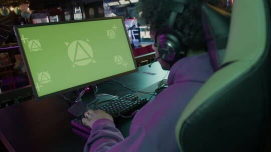 男人玩绿色屏幕游戏视频素材模板下载