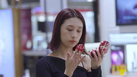美女逛街购物 化妆品产品试用试妆商场活动视频素材模板下载
