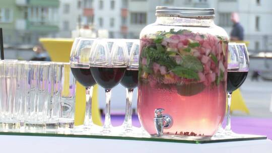 软饮料、红酒和玻璃杯在桌子上供游客使用