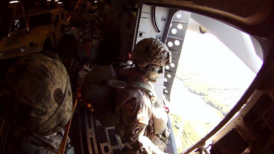 从飞机上跳下来的伞兵视频素材模板下载