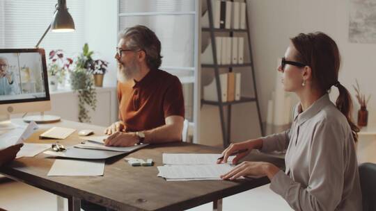 商务人士进行视频会议