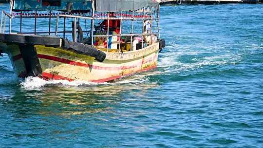 中国海南三亚陵水摆渡渔船鱼排蓝色海面