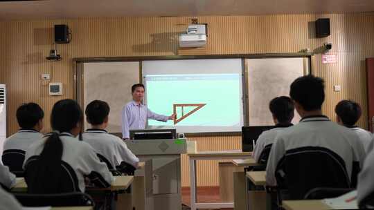 广西学校学生在教室上课