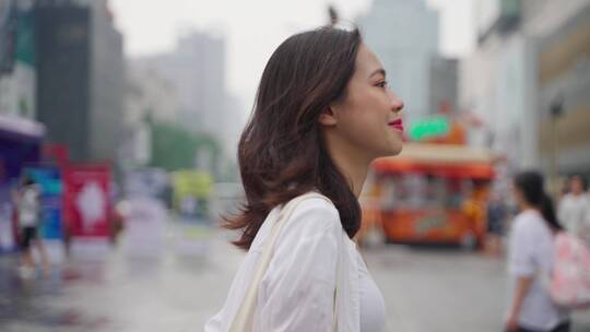 开心幸福都市女青年白领走在城市街头视频素材模板下载