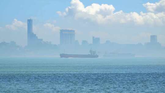 福建厦门港海面上航行的货轮
