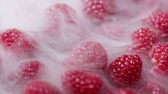 草莓被冷蒸汽包围