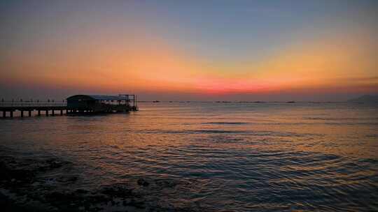 海南三亚傍晚海边夕阳晚霞椰树海浪