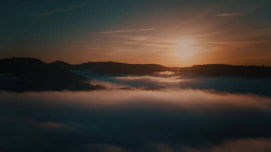 黄昏云雾缭绕的山林天际线景观
