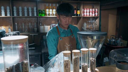店铺咖啡师制作咖啡