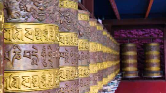 藏传佛教寺庙转经筒