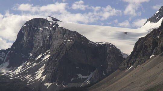 白雪覆盖的山峰视频素材模板下载