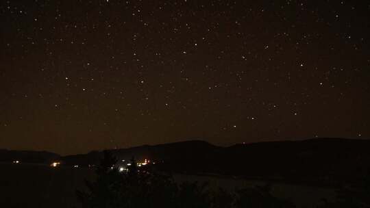 夜晚星星在天空中移动的时间流逝