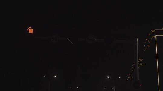 4K夜晚圆筒交通信号灯红绿灯实拍视频视频素材模板下载