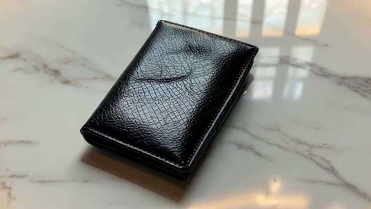 黑色皮革钱包特写