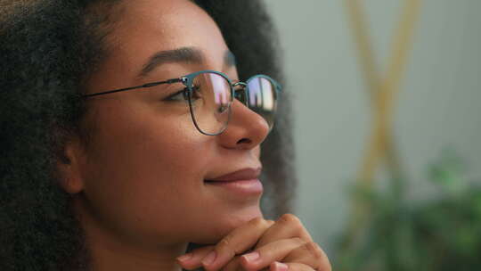 特写非洲裔美国人商业女性在眼镜看远思考微