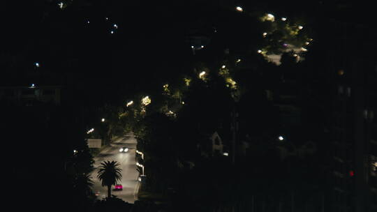夜晚蜿蜒的马路上的车流延时摄影