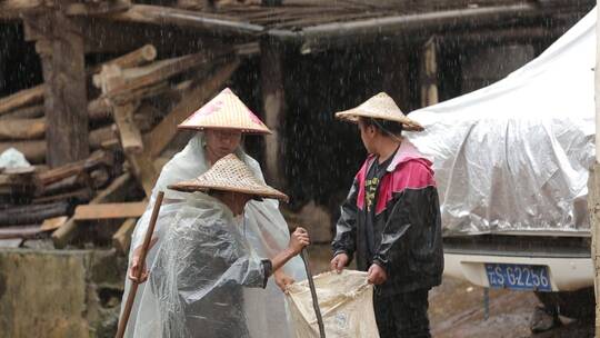 夏季山洪大水冲垮道路村民修路