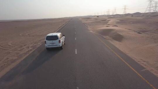 沿着沙漠公路行驶的汽车