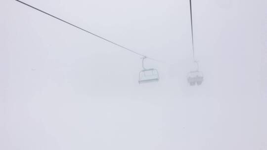 滑雪场的暴风雨天气