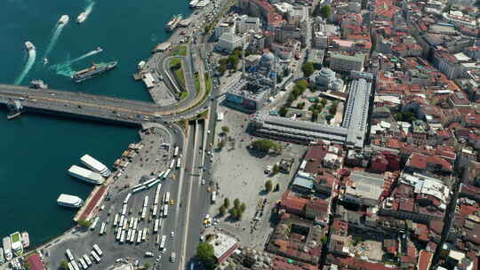 伊斯坦布尔大巴扎，博斯普鲁斯海峡大桥旁边，汽车交通和清真寺正在建设中视频素材模板下载