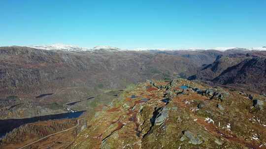 从附近的山顶揭示挪威埃克辛达伦山谷的奈斯海姆和贝戈-阳光明媚的秋天