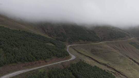 大海草山云雾盘山公路航拍