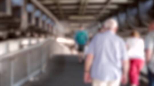 克罗德天桥上的行人失焦拍摄视频素材模板下载