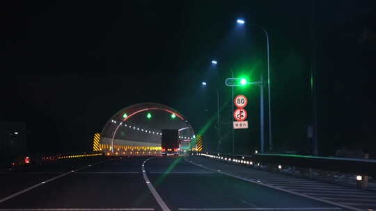 夜间高速行车